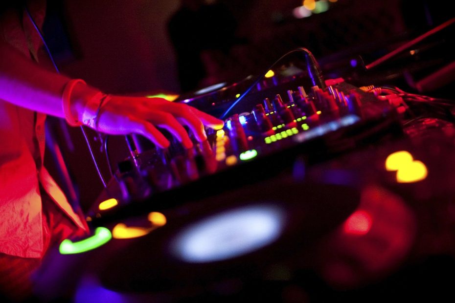 Cómo mezclar música en Virtual DJ 8 con el teclado fácil 2024