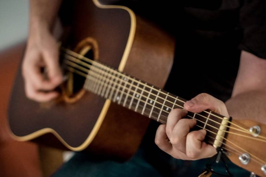 Diferencia entre una guitarra acústica y guitarra española 2024