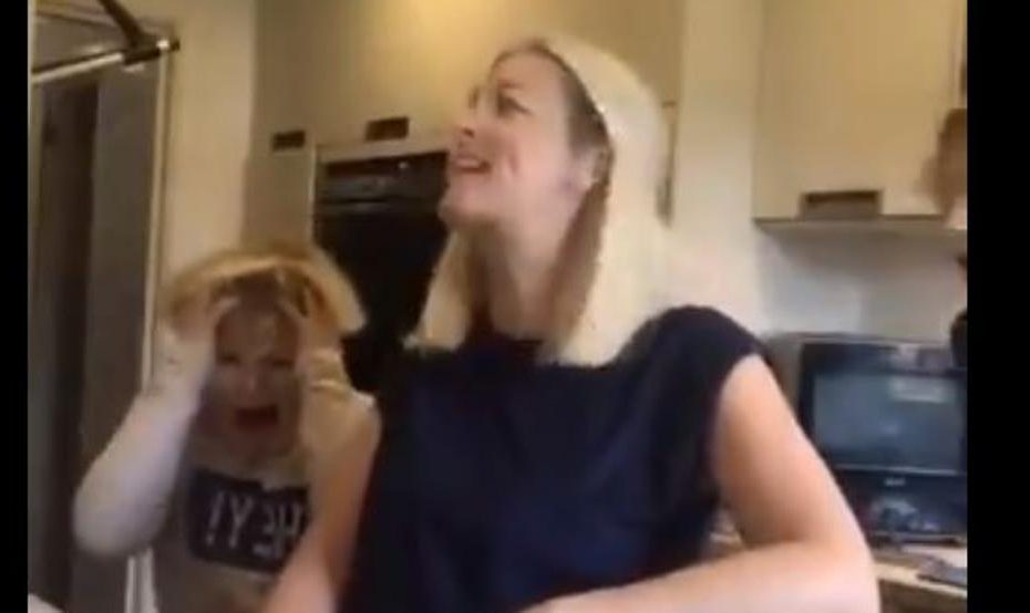 Madre cortándose un dedo delante de su familia