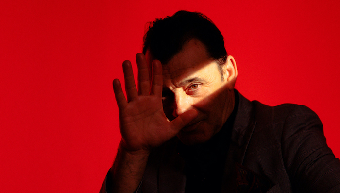 Zenet regresa con Las manos y la voz