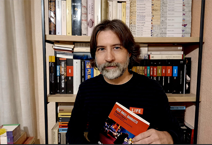 «El relato breve puede que sea mi género predilecto. Tiene la extensión perfecta para trabajar»