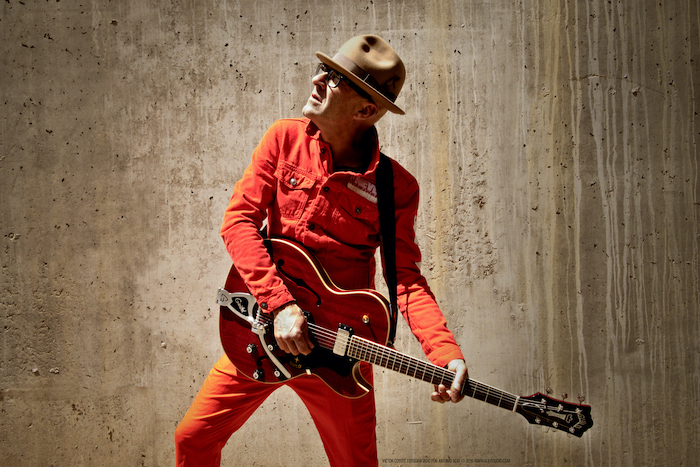 «Me hacen mucha gracia los artistas que, en redes sociales, militan a muerte y luego hacen canciones de “tu ternura y un barquito de papel”».