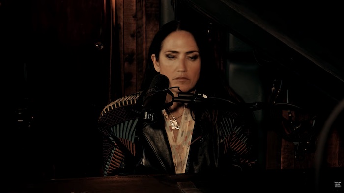 “Flushed chest”, vídeo de Joan As Police Woman